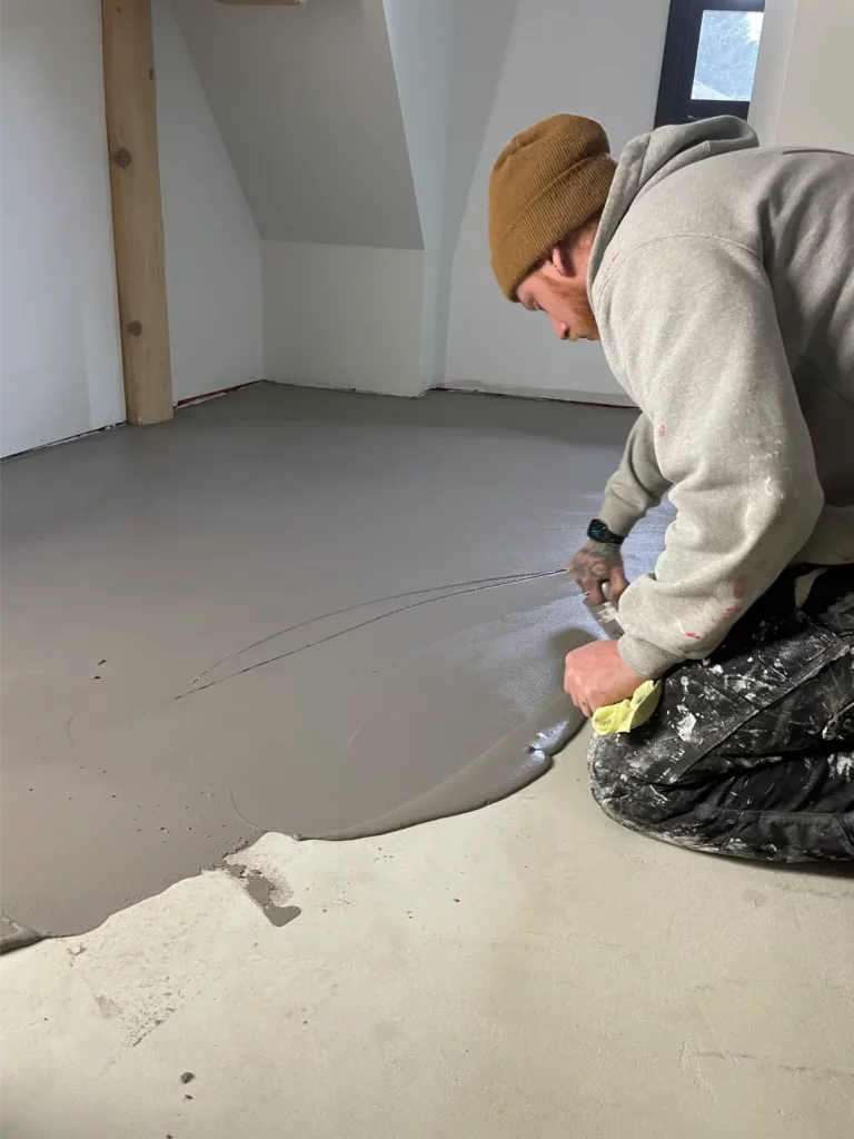 Micro cement application by hand on floor